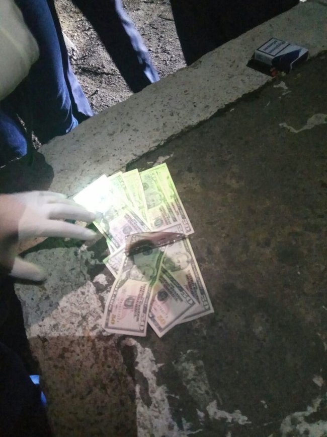 На хабарі в $400 затримано інспектора Черкаської митниці, - прокуратура 03