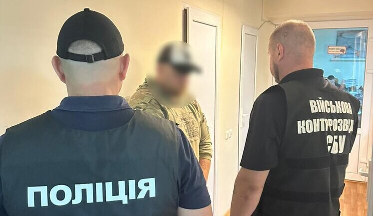 Головний сержант роти затриманий на Херсонщині на хабарі за приховування СЗЧ, - Нацполіція