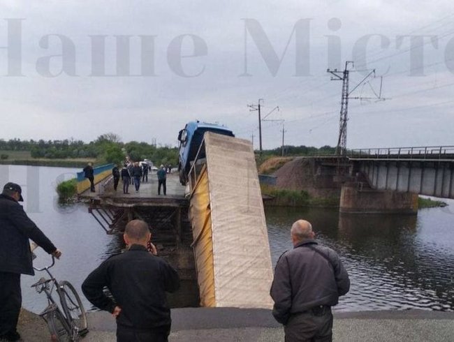 Во время пресс-конференции Зеленского на Днепропетровщине рухнул мост вместе с проезжающей по нему фурой 04