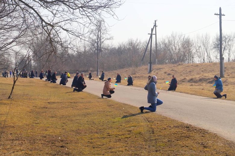 Жителі Чернігівщини на колінах провели в останню путь загиблого воїна ЗСУ Віталія Скорика, який повернувся боронити Україну з Чехії 01