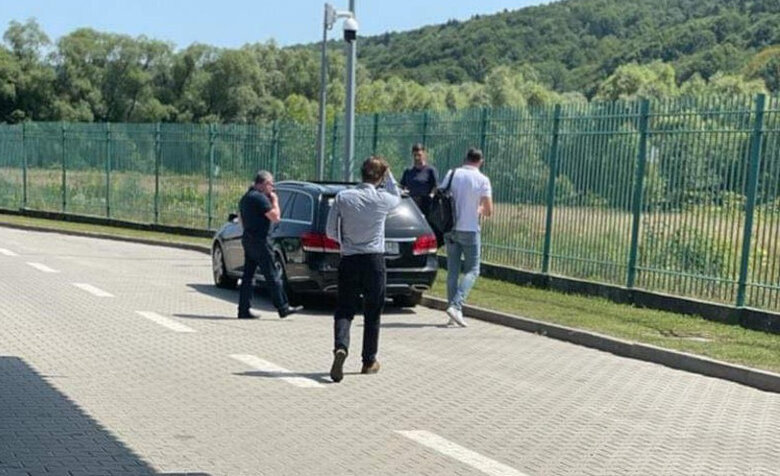 У голови штабу оборони Дніпра Корбана прикордонники відібрали український паспорт (оновлено) 03