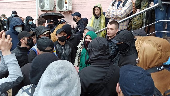 Титушки сорвали развернутый под судом баннер Стус чекає. Медведчук під арешт!, произошла потасовка 21 Титушки сорвали развернутый под судом баннер Стус чекає. Медведчук під арешт!, произошла потасовка 21