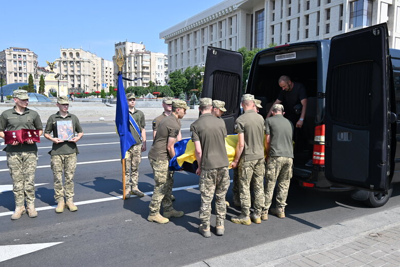 Із загиблим воїном, майданівцем Павлом Каленіченком попрощалися на Майдані Незалежності 02