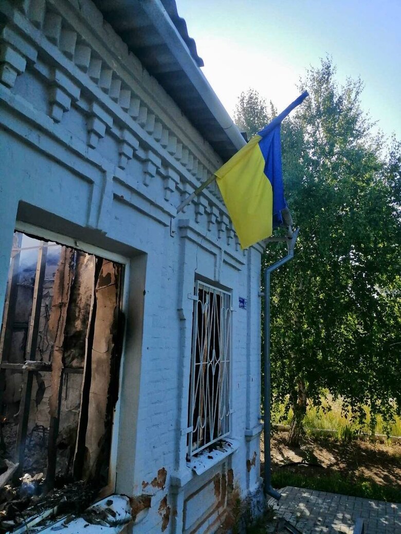 В результате вражеской атаки сгорел сельский совет в селе Малая Токмачка в Запорожской области, есть пострадавшая, - ОВА 05