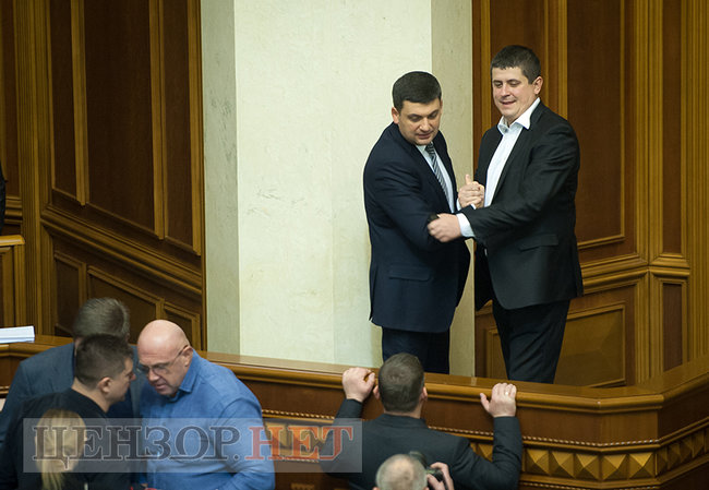 Депутати-соньки, Кіссе, який голосує за трьох, радісний Гройсман і обійми Лозового з Ляшком: як Рада вночі приймала Держбюджет-2019 32
