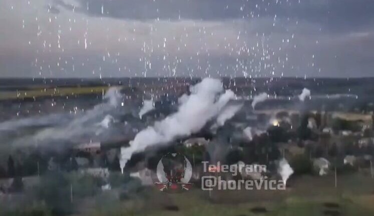 Российские военные ударили фосфорными снарядами по частному сектору в Бахмуте. ВИДЕО