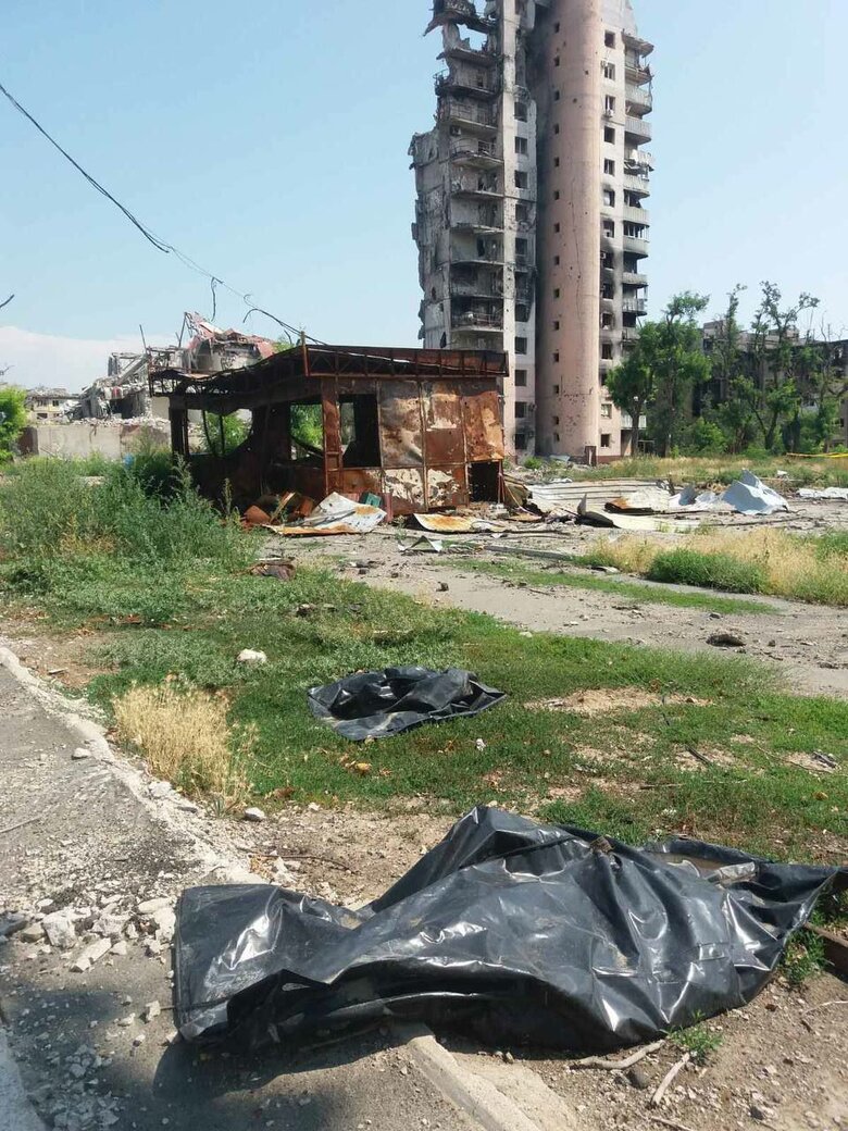 Тіла цивільних досі лежать на вулицях Маріуполя, окупанти відмовляються проводити поховання, - Андрющенко 02