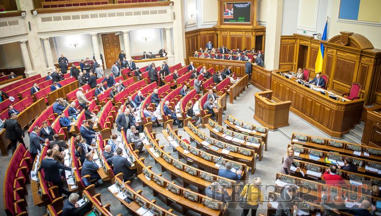 В Раде усилены меры безопасности: сотрудники УГО со спецтехникой и собаками проверяют все помещения. ФОТО