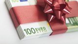 Завдяки рішенню КС чиновники зможуть приймати дорогі подарунки, - НАЗК