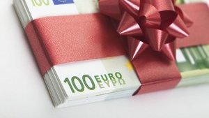 Завдяки рішенню КС чиновники зможуть приймати дорогі подарунки, - НАЗК