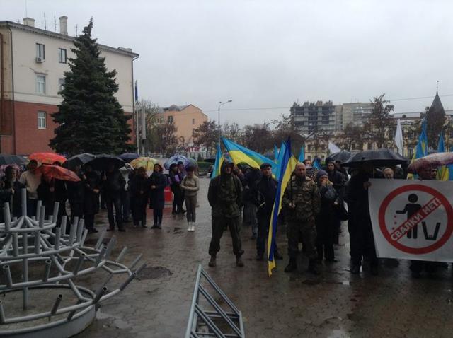 В мэрию Днепра прорывались неизвестные, ряд депутатов пытаются сорвать сессию, - СМИ 06
