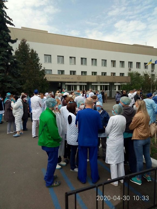 Медперсонал больницы №8 в Киеве вышел на протест: больных COVID-19 принимают, но доплаты не получают 01
