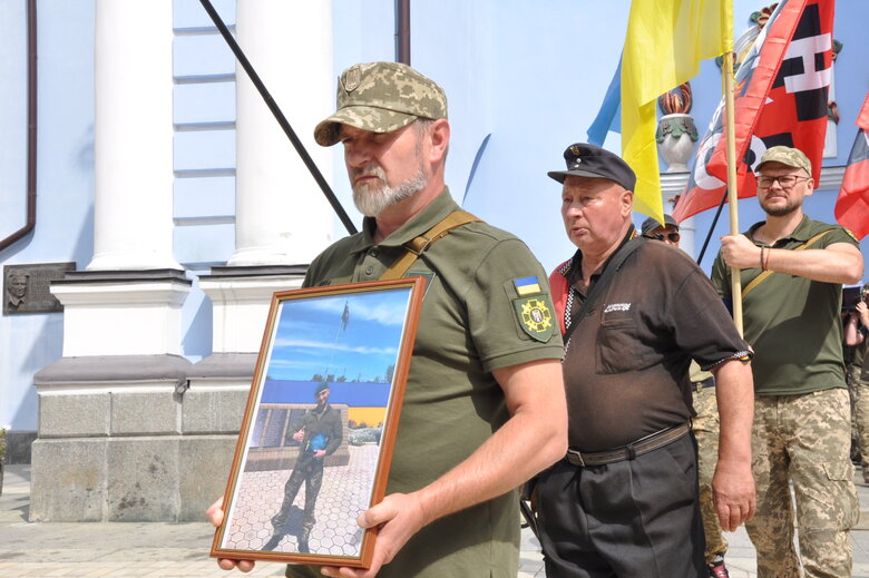 Із загиблим в бою з окупантами воїном Романом Барвінком (Скрипалем) попрощалися в Києві 25