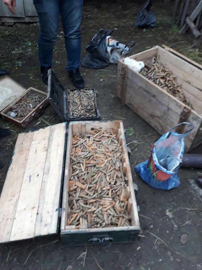 Поліція в Івано-Франківській області вилучила у військового пенсіонера-прапорщика 22 гранатомети, понад 20 гранат, автомат, пістолет і патрони, - Аброськін 04