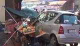 Автомобиль на "бляхах" въехал в торговые ряды рынка в Ужгороде. Трое пострадавших госпитализированы. ВИДЕО