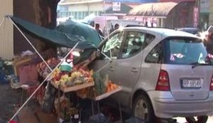 Автомобиль на "бляхах" въехал в торговые ряды рынка в Ужгороде. Трое пострадавших госпитализированы. ВИДЕО