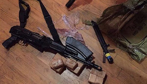 Під час обшуку в квартирі одного з учасників подій на пункті пропуску "Шегині" виявлено зброю і боєприпаси, - поліція. ФОТОрепортаж