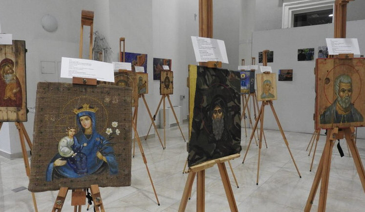 Українські ікони, написані на ящиках з-під набоїв, виставили в Лондоні. ВIДЕО