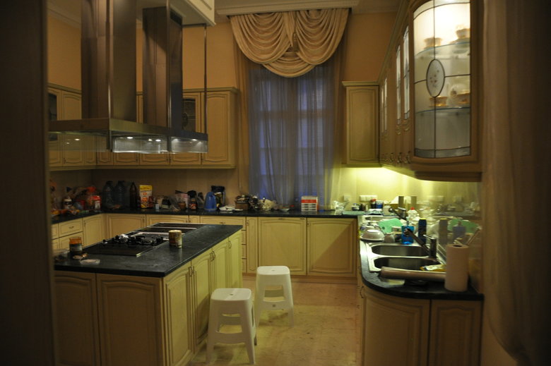 Штаб військових медиків Першого добровольчого мобільного шпиталю в маєтку Пінчука 13