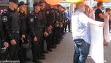 "Пидар#сам не место в Украине! Куда вы меня тянете? За что?" - стычки вокруг гей-парада в Киеве. ВИДЕО