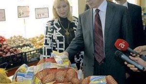 Азаров: "Зачем врать людям, что в Украине продукты дороже, чем в Европе?... Кого они дурят?"
