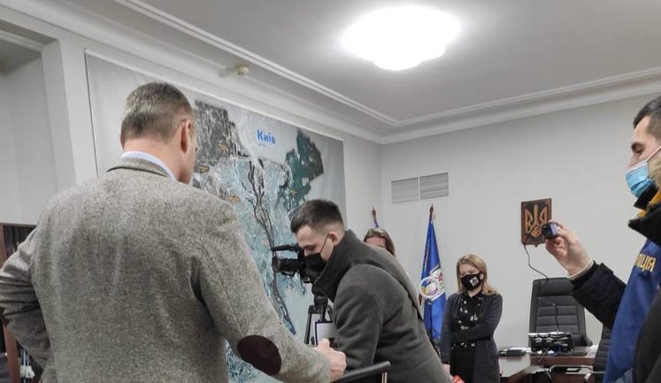 ​​Першому заступнику голови КМДА Поворознику щойно вручили підозру у справі про позбавлення апарату РНБО земельної ділянки, - Кличко. ФОТО