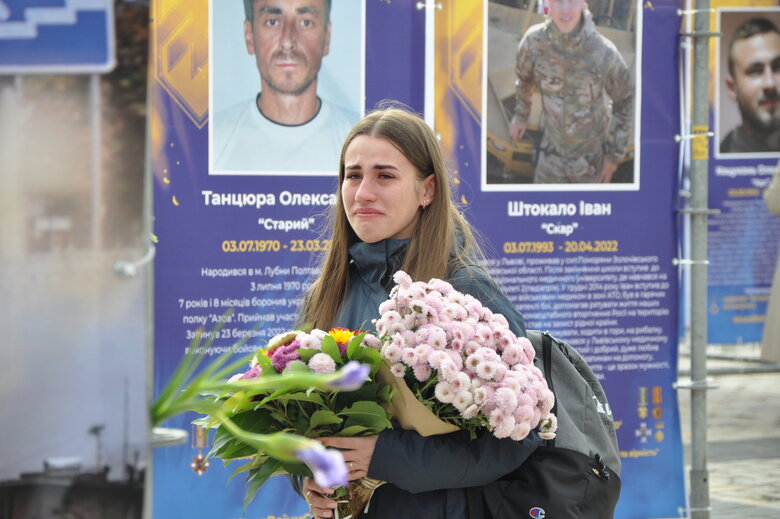 Уличная выставка Полк Азов - Ангелы Мариуполя стартовала на Софийской площади в Киеве 13