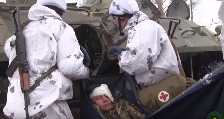 Наш бойовий медик і екіпаж з палаючого танка врятував, і дітей з машини, яка підірвалася на міні, сам собі витягнув уламок з долоні і продовжив надавати допомогу пораненим 01