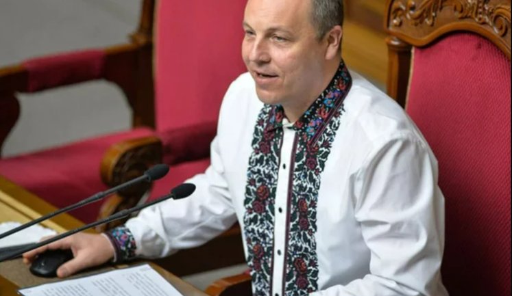 Стрелявший в Парубия был одет как курьер службы доставки, - "Суспільне"