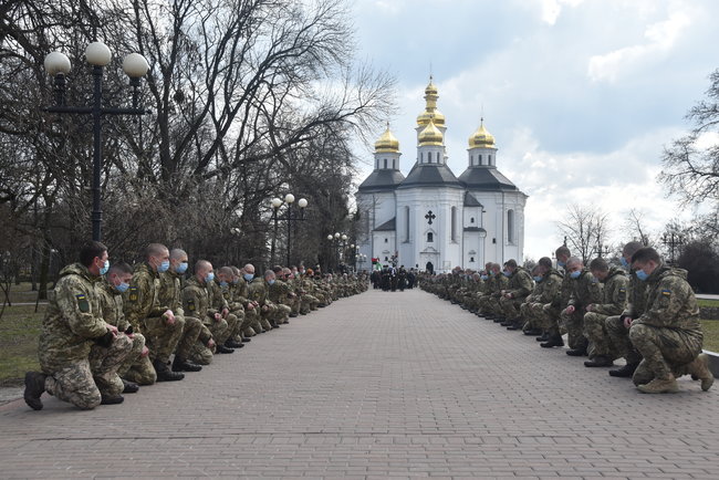 С погибшим в зоне ООС воином 58-й ОМПБр Владимиром Шпаком простились в Чернигове 17
