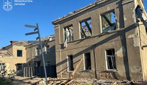 Росіяни поранили сімох людей на Херсонщині. Пошкоджено будинки, заклад освіти й кафе. ФОТО