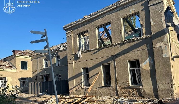Росіяни поранили сімох людей на Херсонщині. Пошкоджено будинки, заклад освіти й кафе. ФОТО