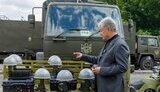 Порошенко передав воїнам на передовій окопний РЕБ та сотні FPV