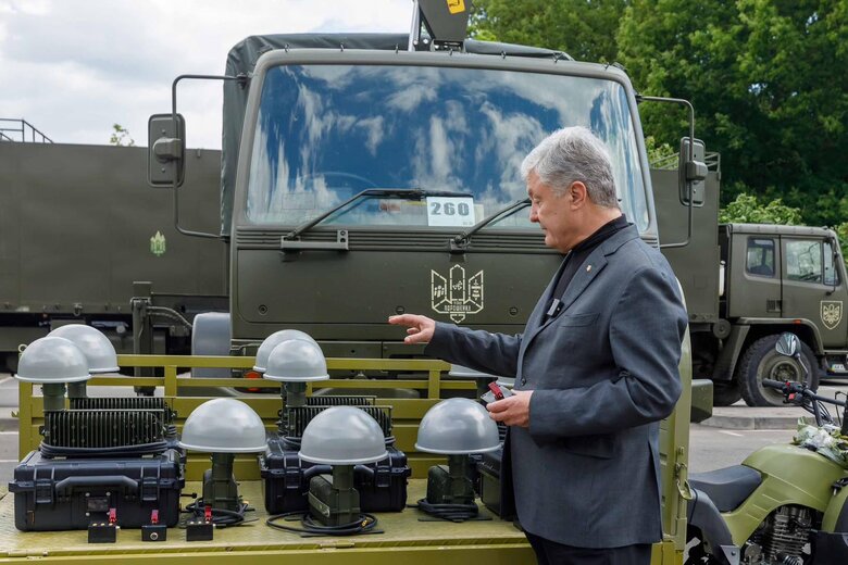 Порошенко передав воїнам на передовій окопний РЕБ та сотні FPV