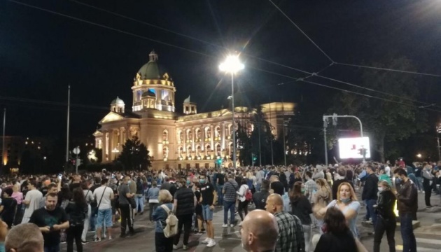 Серби пішли на штурм парламенту через посилення карантину 06