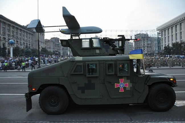 Від Точки-У до Джавелінів: вражаючі кадри 250 одиниць бойової техніки на Хрещатику 44