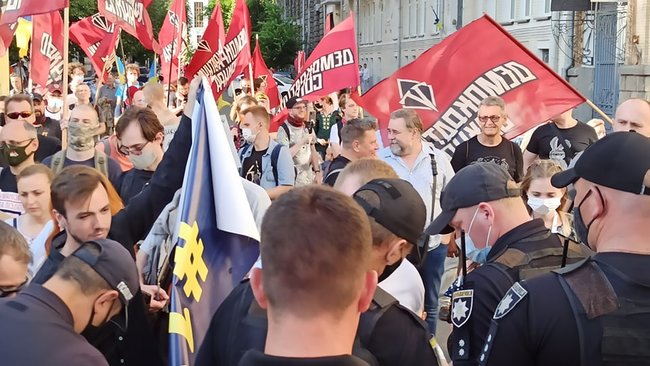 Участники акции протеста пришли к Офису Президента 10