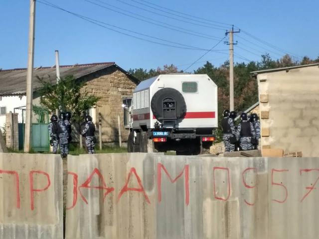 Occupiers conduct another raid on Crimean Tatar Izetovs place 05