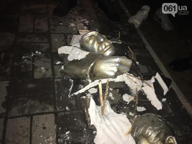 У День памяті жертв Голодомору в Запоріжжі розбили памятник Сталіну в офісі КПУ 01