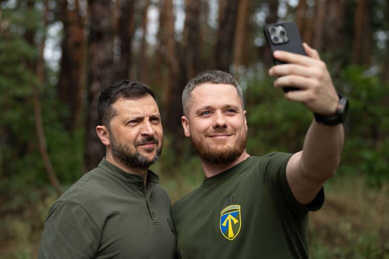 військові