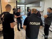 Мільйонні збитки правовласникам: кіберполіцейські викрили групу виробників фальсифікованого алкоголю під виглядом відомих брендів