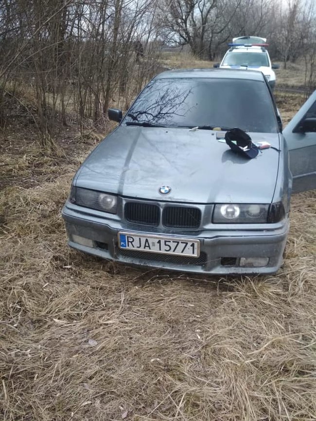 Поліція на Дніпропетровщині застосувала зброю, щоб затримати євробляхера з гранатами 03