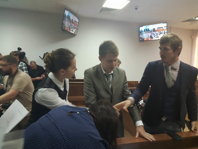 Шевченківський райсуд Києва розглядає продовження арешту Савченко 02