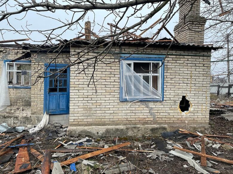 Доба на Донеччині: обстріли Костянтинівки касетними боєприпасами, у Курахівській громаді пошкоджено будівлю колонії, - ОВА 01