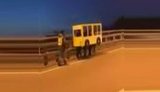 Несколько жителей российского Владивостока "притворились" желтым автобусом, чтобы пройти по Золотому мосту, на котором запрещено движение пешеходов. ВИДЕО