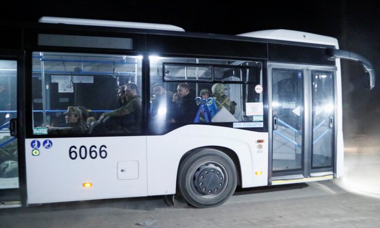 Buses with Ukrainian servicemen left Azovstal - Reuters 04