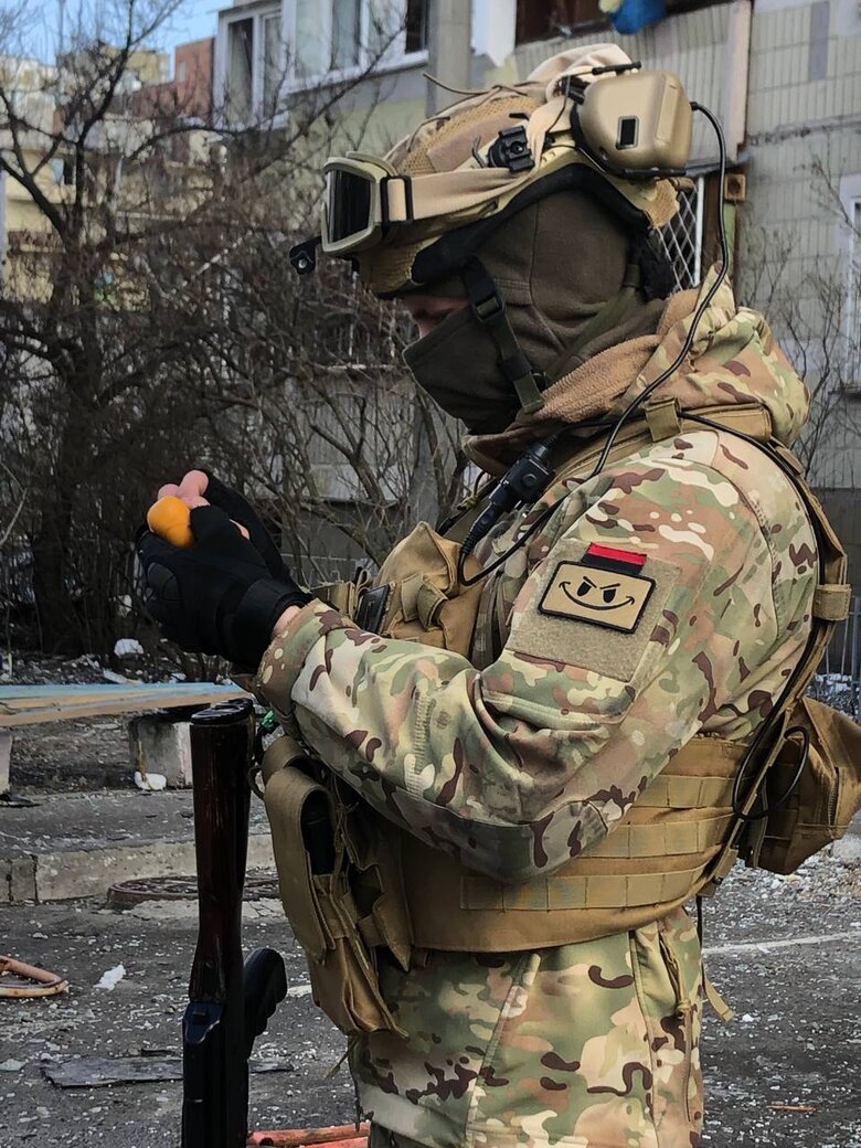 Командир снайперів Влад, позивний Санта: Проміж крапель ходжу поки. Бронік надирявили мені, таке було… 05