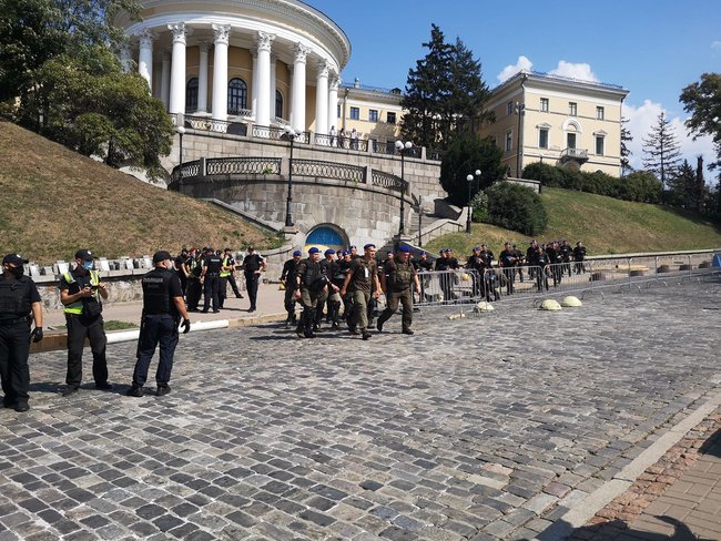 На Аллее Героев Небесной Сотни снесли декорации ко Дню Независимости: есть задержанные (Обновлено) 06