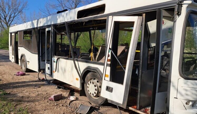 Ворог ударив дроном по автобусу з працівниками у Марганці: 9 людей загинули, 30 - постраждали (оновлено). ФОТОрепортаж