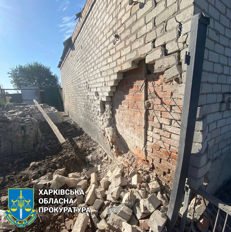 Последствия вражеских обстрелов Харьковщины: ранена женщина, повреждены дома 02